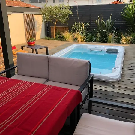 A Avec Une Terrasse Un Spa Et Parking
