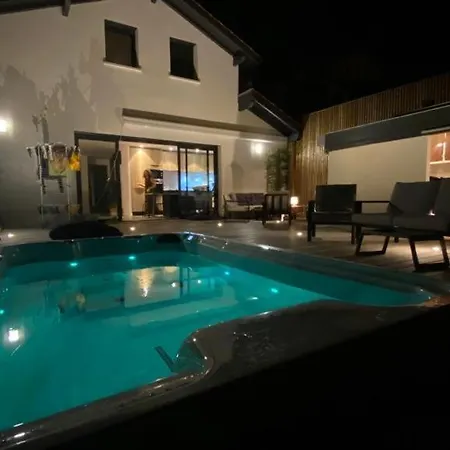 A Avec Une Terrasse Un Spa Et Parking
